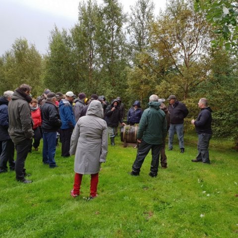 Sigurður Haraldsson segir frá skógrækt sinni á Heylæk í Fljótshlíð, þar sem hann er búinn að koma upp stórum og fjölbreyttum skógi. Ljósmynd: Ragnhildur Freysteinsdóttir