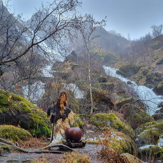 Grýla hrærir í pottinum við Systrafoss. Ljósmynd: Fanney Gunnarsdóttir
