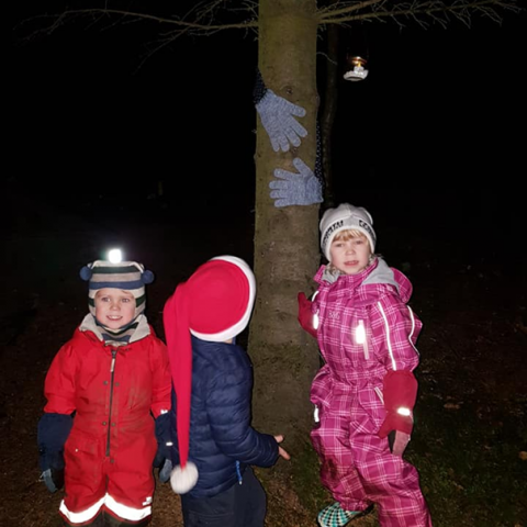 Hver er að knúsa tré? Hjá trénu standa  Steinn Kalbak Guðmundsson, Vilhjálmur Bjarnason og Heiða Guðbjörg Guðmundsdótir. Ljósmynd: Rannveig ÓlafsdóttirLjósmynd: Jóna Björk Jónsdóttir