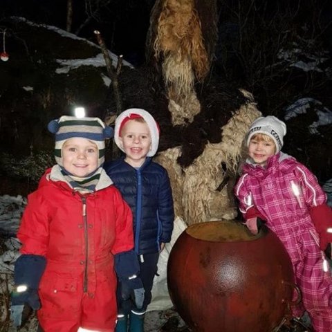 Glöð börn hjá Grýlu. Steinn Kalbak Guðmundsson, Vilhjálmur Bjarnason og Heiða Guðbjörg Guðmundsdótir. Ljósmynd: Rannveig Ólafsdóttir