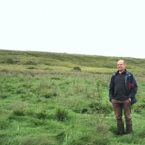 Aðalsteinn Þorsteinsson, skógarbóndi á Hjalla, stoltur við aspargróðursetninguna í ágúst 2015