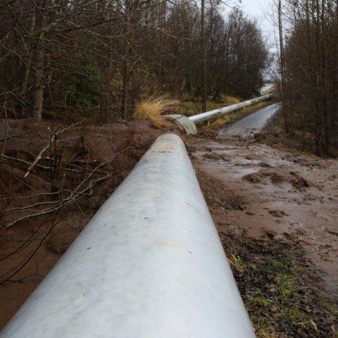 Örlítil sveigja virðist hafa komið á hitaveitulögnina undan þunga flóðsins en enginn leki þó. Ljósmynd: Pétur Halldórsson.