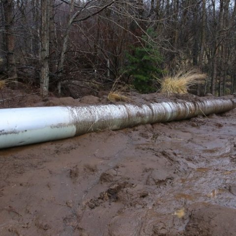 Aurinn hefur flætt yfir rörið enda hefur ræsið sem þarna er undir stígnum verið fljótt að stíflast. Ljósmynd: Pétur Halldórsson