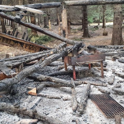 Grillið í miðjum brunarústunum. Ljósmynd: Trausti Jóhannsson