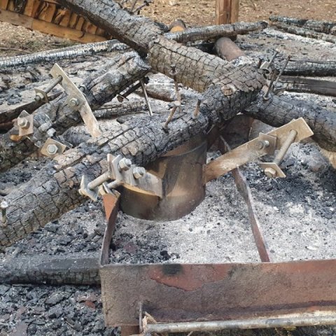 Burðarviðir skýlisins féllu niður í miðju þess. Ljósmynd: Trausti Jóhannsson