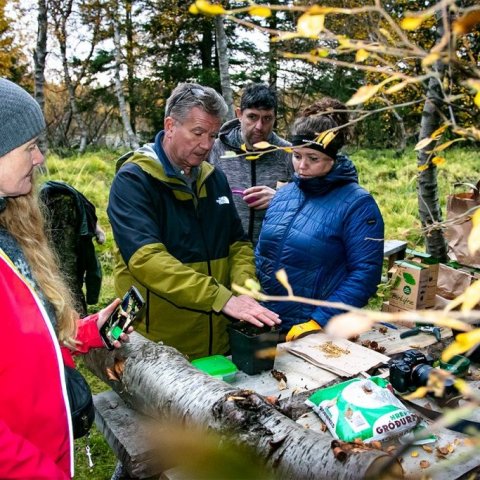 Verkefnastjórinn útskýrir hvernig má sá birkifræi í potta. Ljósmynd: Pétur Halldórsson