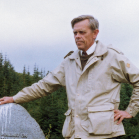 Garðar Jónsson, réð Böðvar til skógræktarstarfa. Hann var einn af bræðrunum á Selfossi sem kallaðir voru Hlaðaíhaldið, en Hlaðir var æskuheimili þeirra bræðra