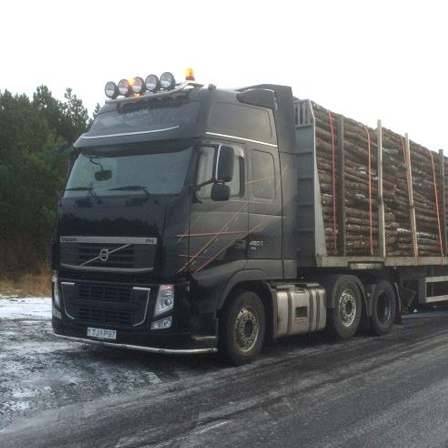 Grisjunartimbur komið á bíl sem heitið er að Grundartanga.  