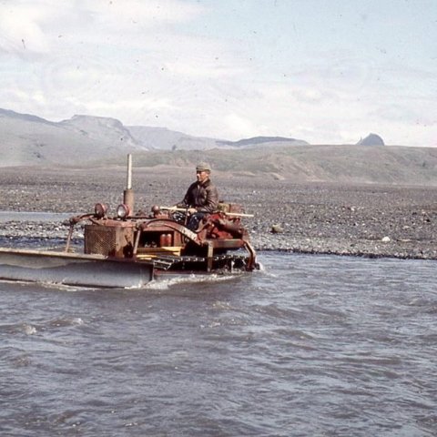 Nikulás Guðmundsson frá Múlakoti á ýtunni í Krossá um 1960