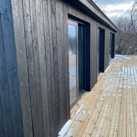 Kolað ysta lagið á viðnum veitir vörn gegn veðrun og fúa. Ljósmynd: Aðsend