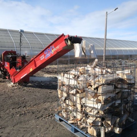 Eldiviðarkleyfirinn á Hallormsstað á fullu á degi jarðar