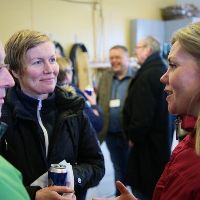 Hér er Hrefna Jóhannesdóttir, skipulagsfulltrúi Skógræktarinnar, á spjalli við Kjersti Bakkebø Fjellstad, framkvæmdastjóra NordGen Skog, og Gunnar Friis Proschowsky sem hélt erindi á ráðstefnunni um trjákynbætur og varðveislu erfðaefnis trjátegunda í Danmörku.. Ljósmynd: Pétur Halldórsson