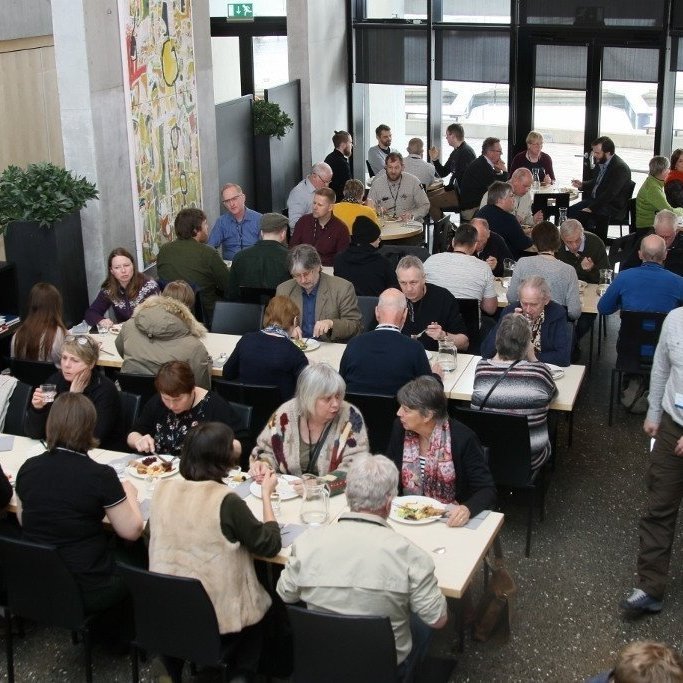 Ráðstefnan fór fram í menningar- og ráðstefnuhúsinu Hofi á Akureyri. Hér sjást ráðstefnugestir að snæðingi.. Ljósmynd: Pétur Halldórsson