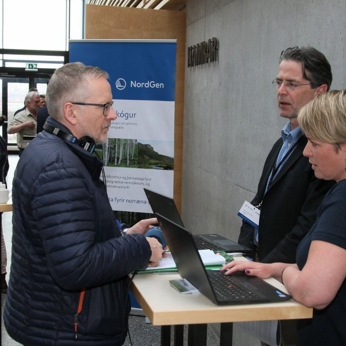 Ráðstefnan fékk töluverða athygli í fjölmiðlum og var fjallað um skógrækt á Íslandi í útvarpi, sjónvarpi og blöðum. Hér talar Ágúst Ólafsson, fréttamaður Ríkisútvarpsins, við Arnór Snorrason og Sigríði Júlíu Brynleifsdóttur um þær hugmyndir sem settar hafa verið fram um fjórföldun skógræktar á Íslandi sem loftslags- og byggðaaðgerð. Ljósmynd: Pétur Halldórsson