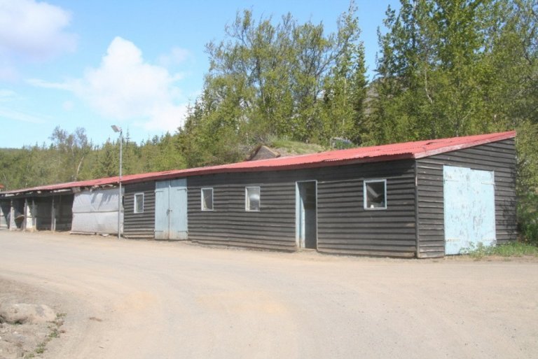 Geymsluskúrar á Vöglum. Hluti þeirra, það sem er vinstra megin við ljósastaurinn, hefur nú verið rifinn