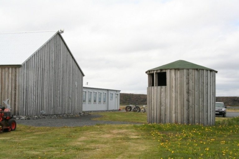 Gamli súrheysturninn hefur fengið nýtt hlutverk og er hluti Gljúfrastofu