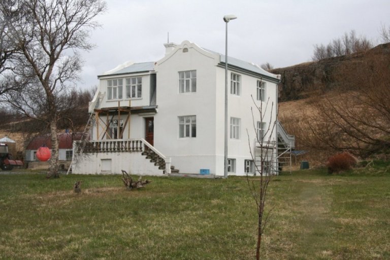 Íbúðarhúsið að Hafursá séð frá vestri. Unnið er að viðhaldi og málun