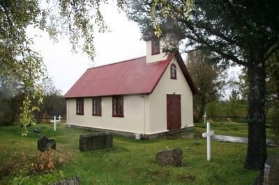 Kirkjan í Haukadal er stílhrein og falleg. Hún tekur um 85 manns í sæti