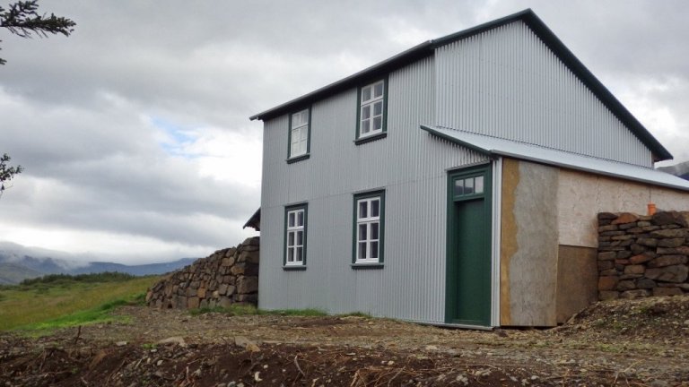 Endurgerð hússins að utan langt komin sumarið 2015.