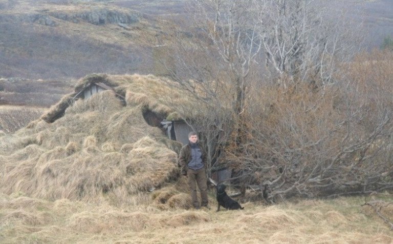 Lindarbakki byggðist út úr óskiptri jörð Jórvíkur um 1944 og var þar búið til 1956. Húsið fellur vel að landslagi og staðháttum en er nú að hruni komið. Þór Þorfinnsson skógarvörður og hundurinn Hekla stilltu sér upp norðvestan við bæinn.