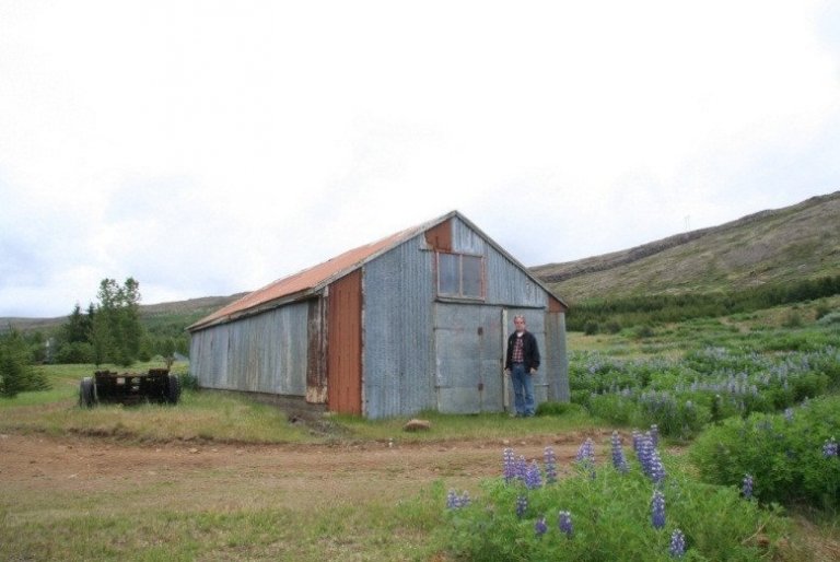 Vélageymsla í Bakkakoti. Birgir Hauksson, fyrrverandi skógarvörður, stendur við norðurgafl