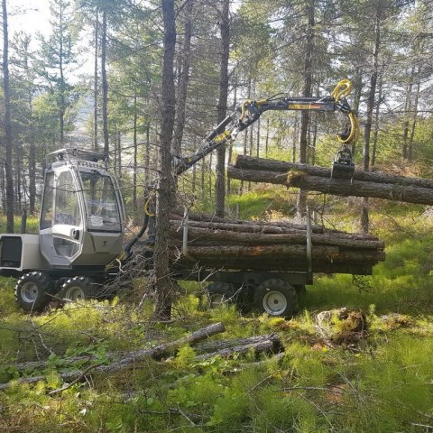 Fyrir nokkru tóku bændur á Héraði sig saman um kaup á útkeyrsluvél. Ljósmynd: Bjarki Jónsson