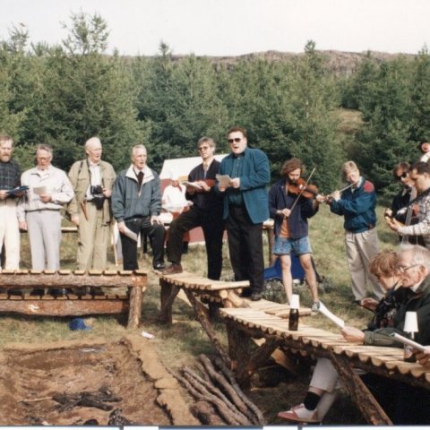 Það gafst ærið tilefni til að syngja hinn hátt rómaða söng skógarmanna, Skógarmannaskál, á aldarfjórðungsafmælinu. Í forsöngskórnum f.v.: Sigurgeir Þorgeirsson, aðstoðarmaður landbúnaðarráðherra, Hákon Aðalsteinsson, skógarbóndi og veislustjóri, Jónas Mag