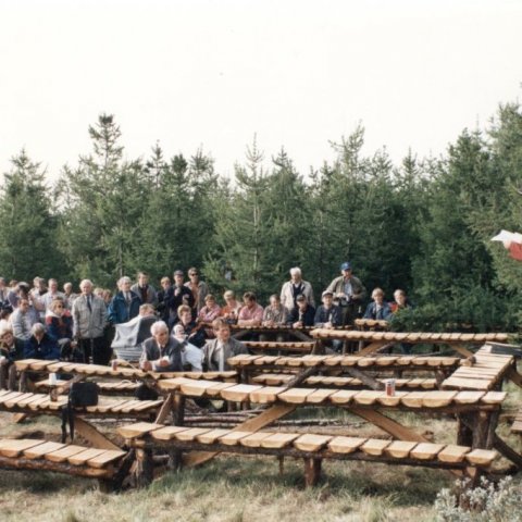 Veisluaðstaða fyrir yfir hundrað manns var unnin úr heimafengnu timbri og smíðuð í rjóðri elstu lunda Víðivallaskógar. Helgi Gíslason, framkvæmdastjóri Héraðsskóga, að halda tölu eftir að hafa opnað samkomuna með því að fella tré. Ljósmynd: Skúli Björn Gu