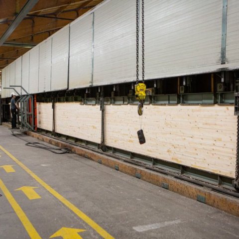 Fullbúið límtréð þornar í pressunni. Ljósmynd: Einar Bjarnason