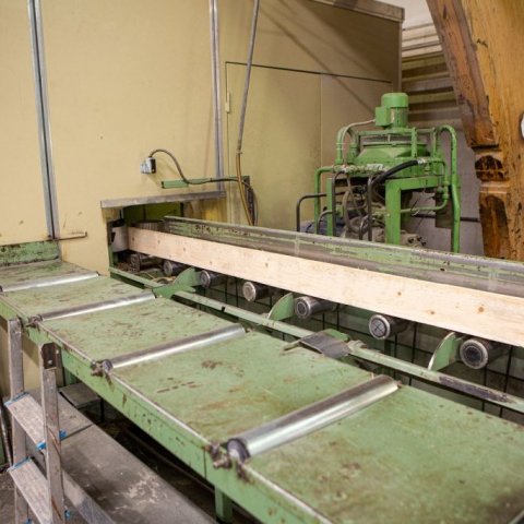 Planki heflaður í rétta stærð. Ljósmynd: Einar Bjarnason