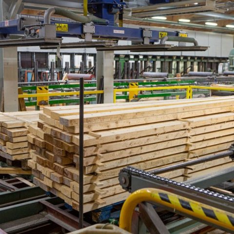 Fullunnið timbrið í stæðu í vinnslusal. Ljósmynd: Einar Bjarnason