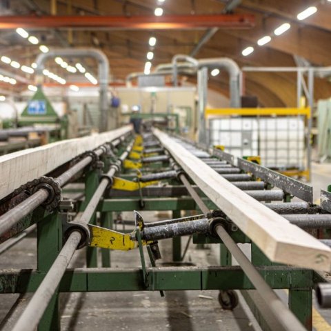 Plankarnir fara upp á bekk til stöflunar. Ljósmynd: Einar Bjarnason