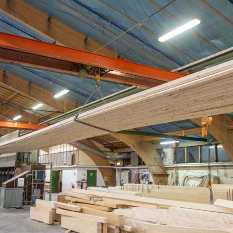 Staflinn hífður yfir í pressuna. Ljósmynd: Einar Bjarnason