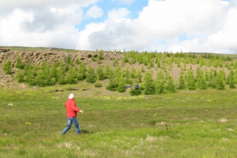 Thore hleypur af stað með drónann og sleppir honum til flugs.