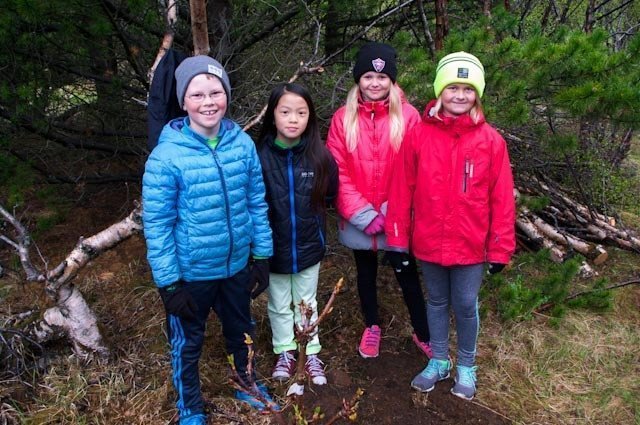 Kátir krakkar í Hlíðaskóla búnir að gróðursetja fallega hrossakastaníu.