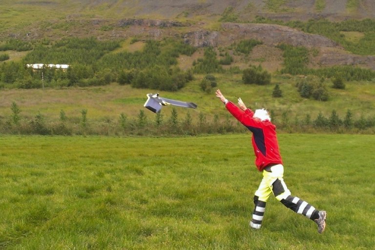 Thore sleppir drónanum á loft á túninu neðan við Silfrastaði.