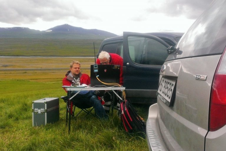 Léttur og handhægur tölvubúnaður nútímans gerir auðveldara að vista myndirnar og vinna úr þeim. Hér er Mælifellshnjúkur í Skagafirði í baksýn.