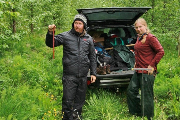 Bjarki og Kajsa búa sig til mælinganna.