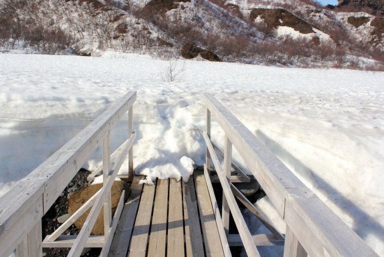 Þessi göngubrú á Goðalandi kemur vel undan vetri.