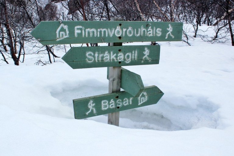Skiltin eru komin upp úr snjó.