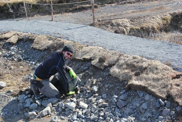 Gróðurtorfur voru teknar frá áður en stígarnir voru lagðir og nýtast nú til fegrunar með gróðri af staðnum.