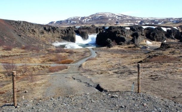 Gamla gönguleiðin af bílastæðinu hefur verið aflögð og verður grædd upp. Í staðinn er komin meira aflíðandi stígur sem ekki rennur úr í leysingum.