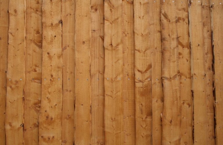 Hér sést hversu falleg og lífleg ókantaða sitkagreniklæðningin er á húsinu.