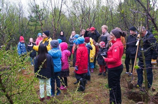 Kristrún skólastjóri ávarpar hópinn.