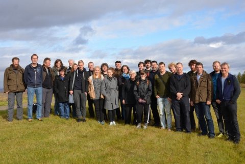 Hópurinn stillti sér upp til myndatöku í blíðunni á Hvanneyri ásamt kennaranum, Jan Bjerketvedt. Mynd: Bára Sif Sigurjónsdóttir.. height=