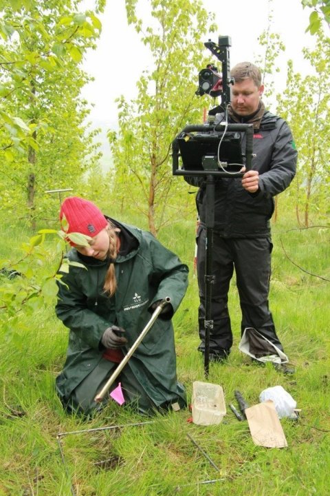 Kajsa tekur jarðvegssýni og Bjarki skráir upplýsingar inn í tölvuna..