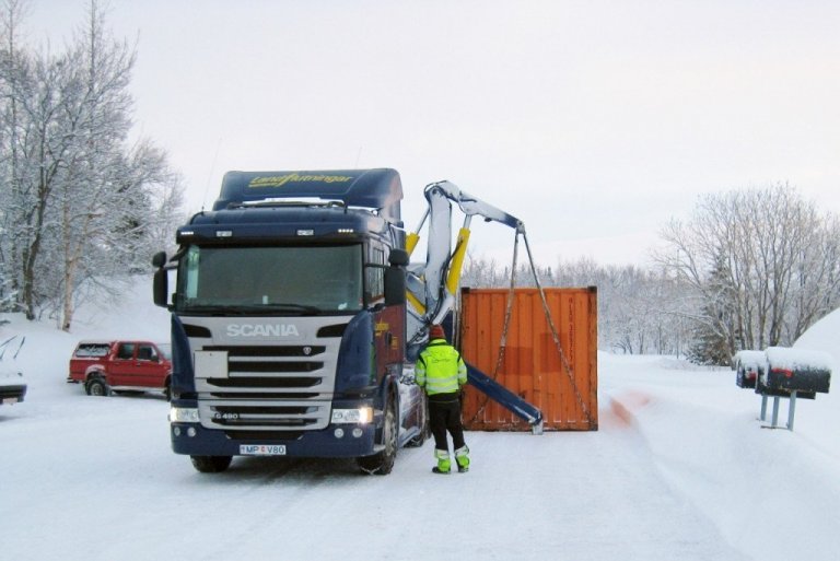 Gámurinn kominn á hlaðið við starfstöð Skógræktar ríkisins á Vöglum.
