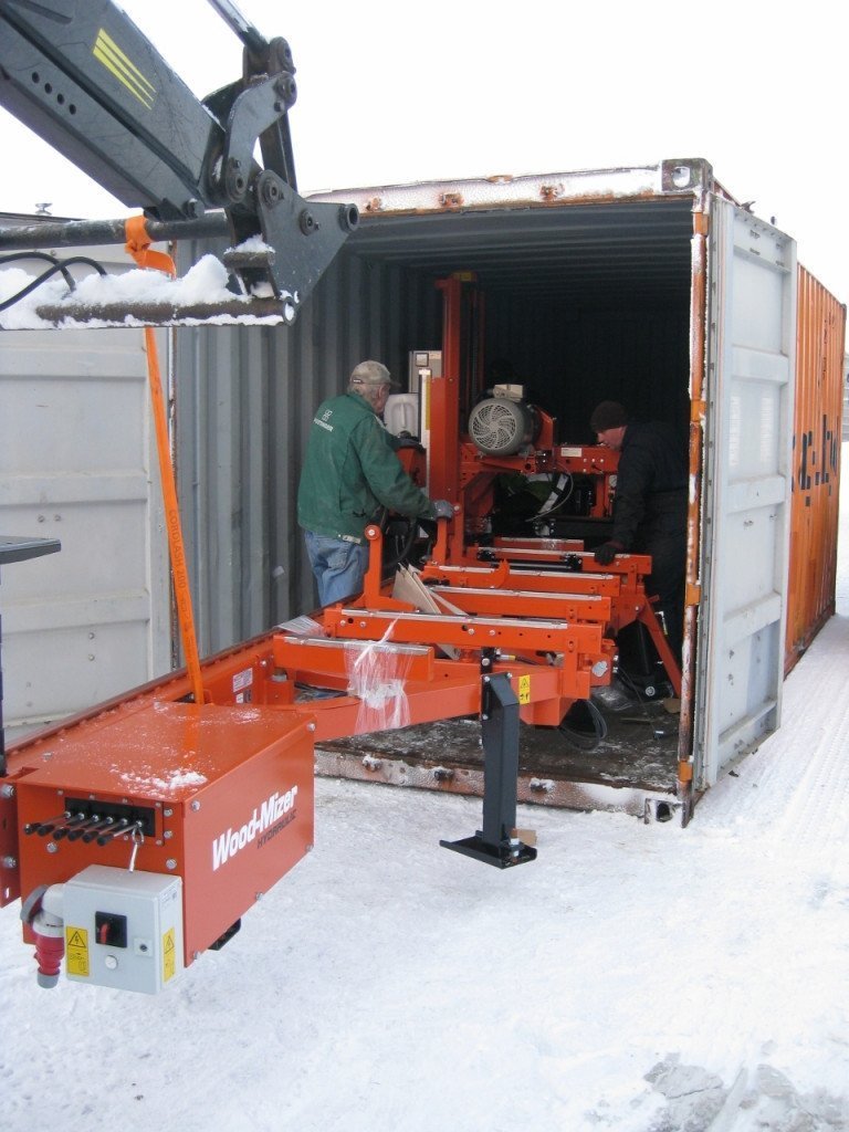 Nokkra hrausta menn þurfti á annan endann og krana á hinn til að koma söginni<br />
út úr gámnum.