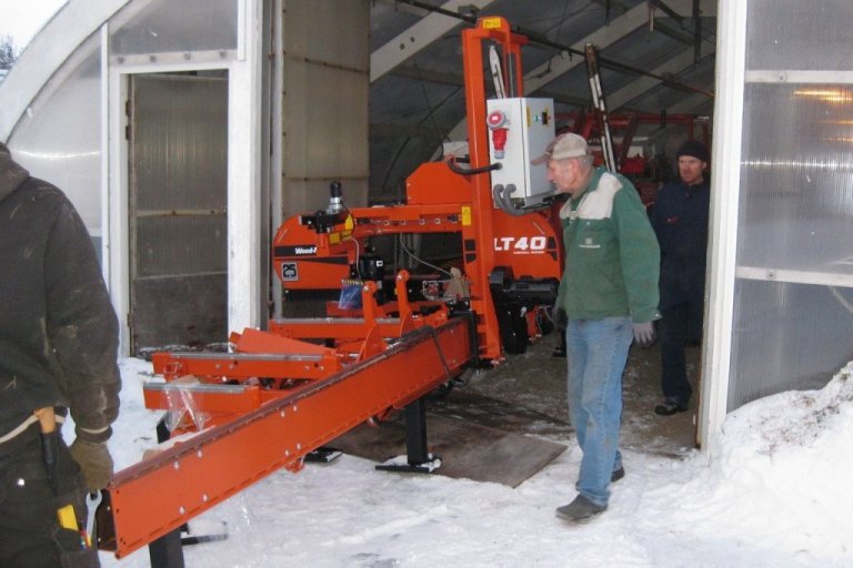 Sögin komin hálf inn í gróðurhúsið.