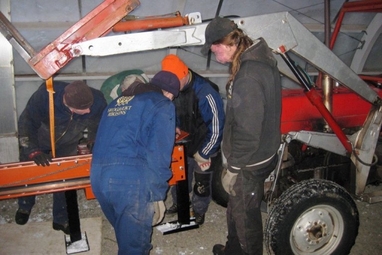 Gamli Ferguson var betri en enginn við að tosa sögina nýju inn í gróðurhúsið.